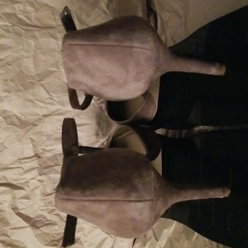 ☆☆Final Price☆☆ BCBGeneration Gray Suede Ankle Strap Heels Size 10M - Picture 4 of 10